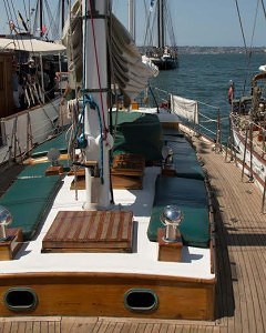 JADA Comfortable seating for sailing tour - seats up to 30
